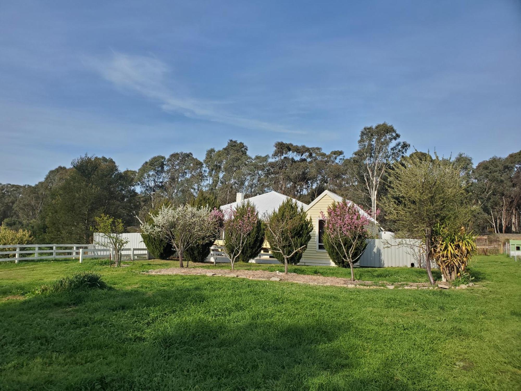 Cosy And Historical One Bedroom Apartment, 5Kms From Castlemaine, 2 Kms From The Calder Barkers Creek Exterior photo